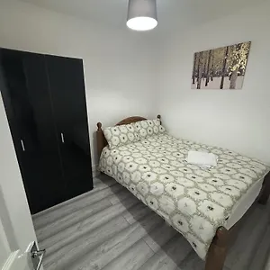 Apartment Newly Refurbished 1 Bed Flat 7 Mins From Luton Airport, Luton (Bedfordshire)